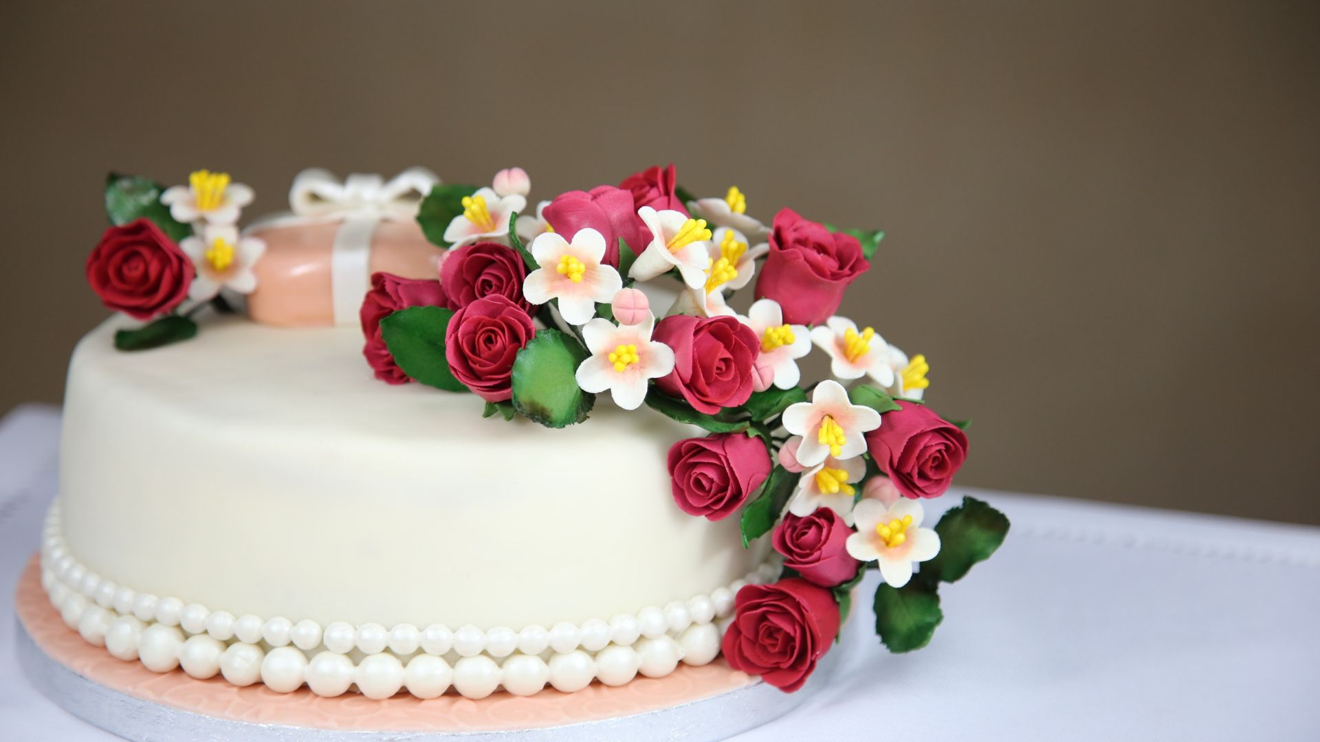 What are the five benefits of offering free shipping to customers for Online Cake Delivery in Vizag? 